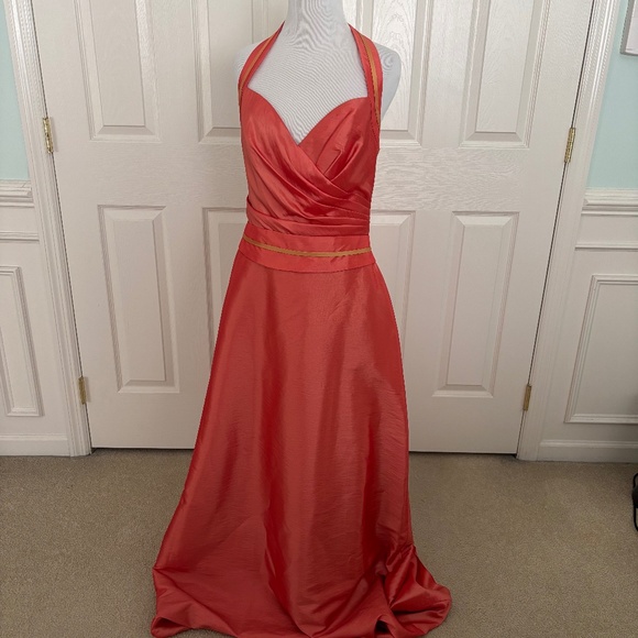 Beautiful coral gown - Picture 1 of 4